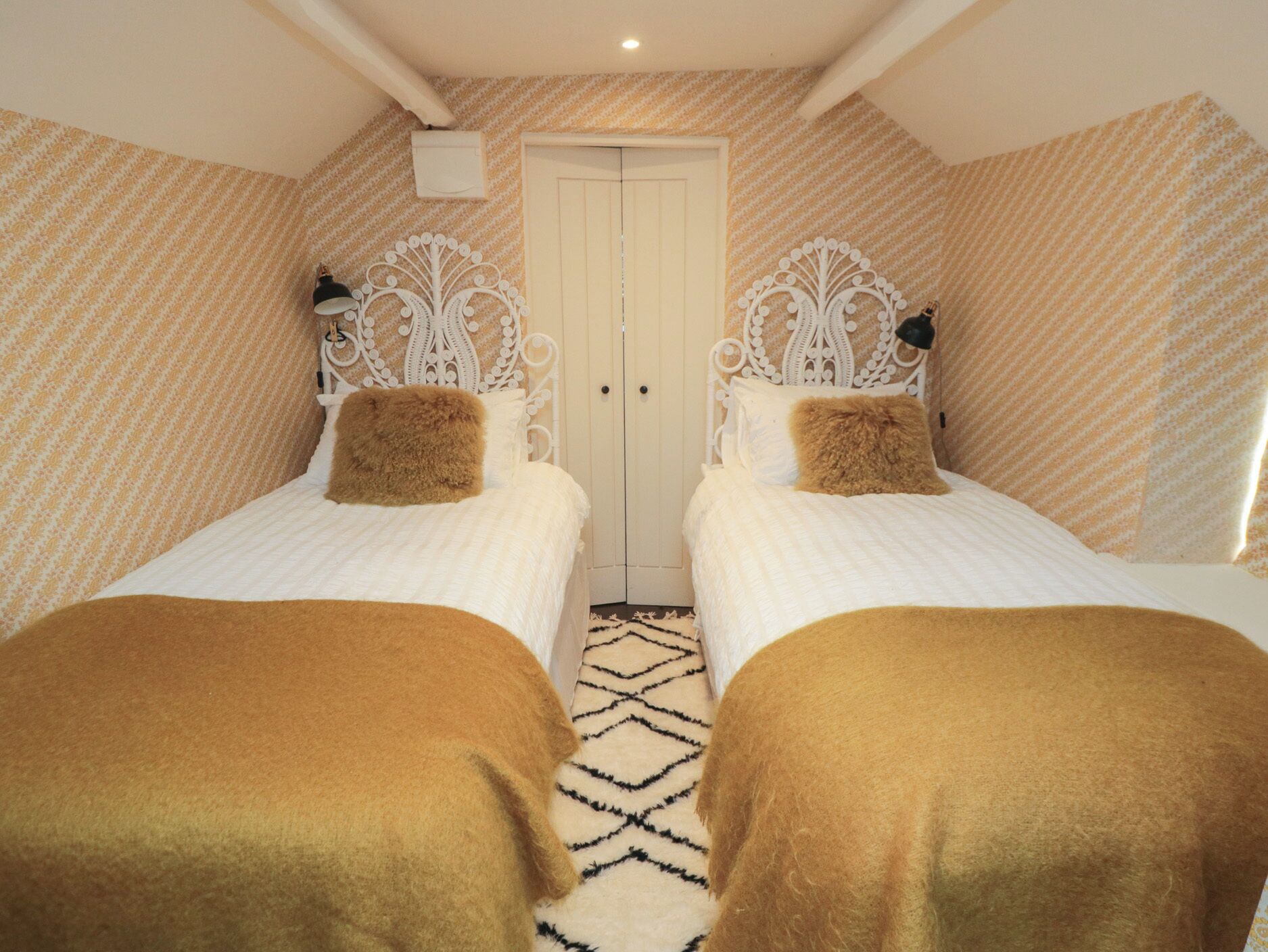 3 dormitoris, decoració individual i mobiliari individual 