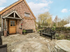 Outdoor dining - Walnut Cottage (Usk)