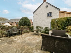 Outdoor dining - Walnut Cottage (Usk)