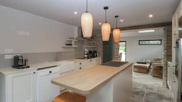 Een vaatwasser, kookgerei, borden en bestek