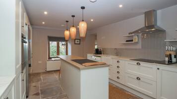 Rentaplats i utensilis de cuina, vaixella i coberteria