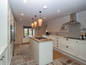 Dishwasher, cookware/dishes/utensils - Tawny Cottage (Usk)