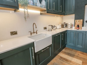 Dishwasher, cookware/dishes/utensils - 26 Frenchgate (Richmond)