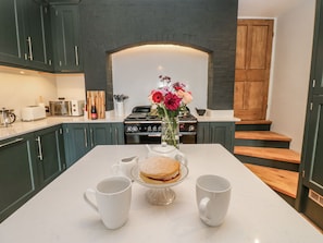 Fridge, microwave, dishwasher, cookware/dishes/utensils - 26 Frenchgate (Richmond)