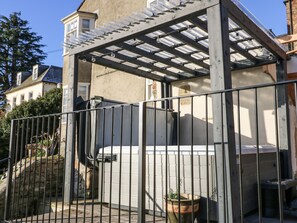 Outdoor spa tub - 26 Frenchgate (Richmond)
