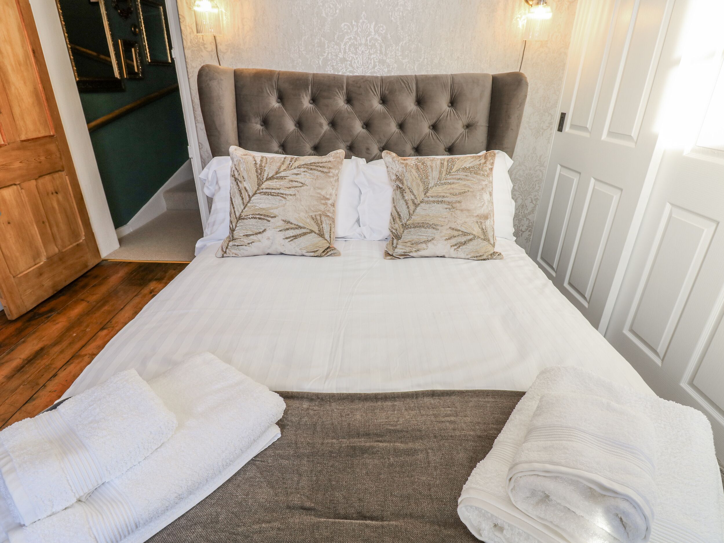 3 عدّة غرف نوم وبديكورات فريدة لكل غرفة وطراز فريد لكل وحدة