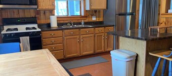 Cozy 2-bedroom cabin in beautiful Montague, directly on the trails