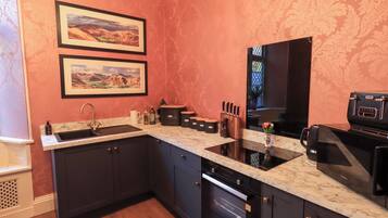 Cookware/dishes/utensils