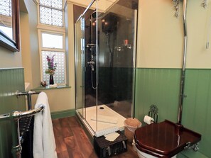 Shower - Summerlands Hall Gothic Apartment (Kendal)