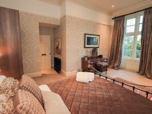 3 bedrooms, individually decorated, individually furnished, free WiFi - Summerlands Hall Gothic Apartment (Kendal)
