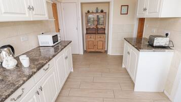 Dishwasher, cookware/dishes/utensils