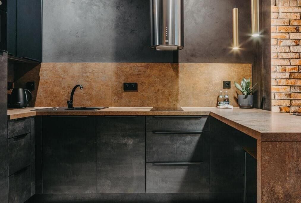 Suite estudio | Cocineta privada | Refrigerador, lavavajillas, tetera eléctrica y utensilios de cocina 