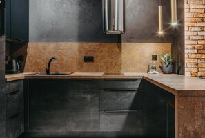 Suite estudio | Cocineta privada | Refrigerador, lavavajillas, tetera eléctrica y utensilios de cocina 