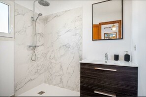 Shower, hair dryer, towels - Pol Holiday Home for 6 People with Private Pool in Portocolom (Felanitx)