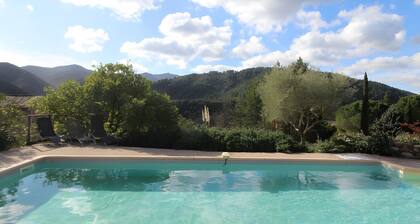 Chambre dâhĂŽtes « Chambre MansardĂ©e » avec piscine partagĂ©e, Wi-Fi et climatisation