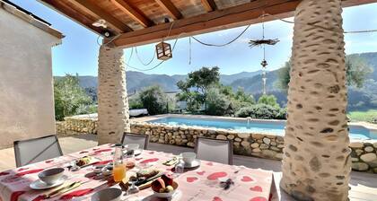 Chambre dâhĂŽtes « Chambre MansardĂ©e » avec piscine partagĂ©e, Wi-Fi et climatisation