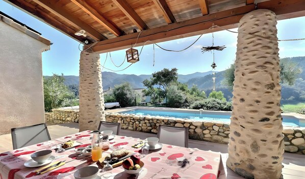 Outdoor dining - Guest Room “Chambre Mansardée” with Shared Pool, Wi-Fi & Air Conditioning (Saint-Fortunat-sur-Eyrieux)