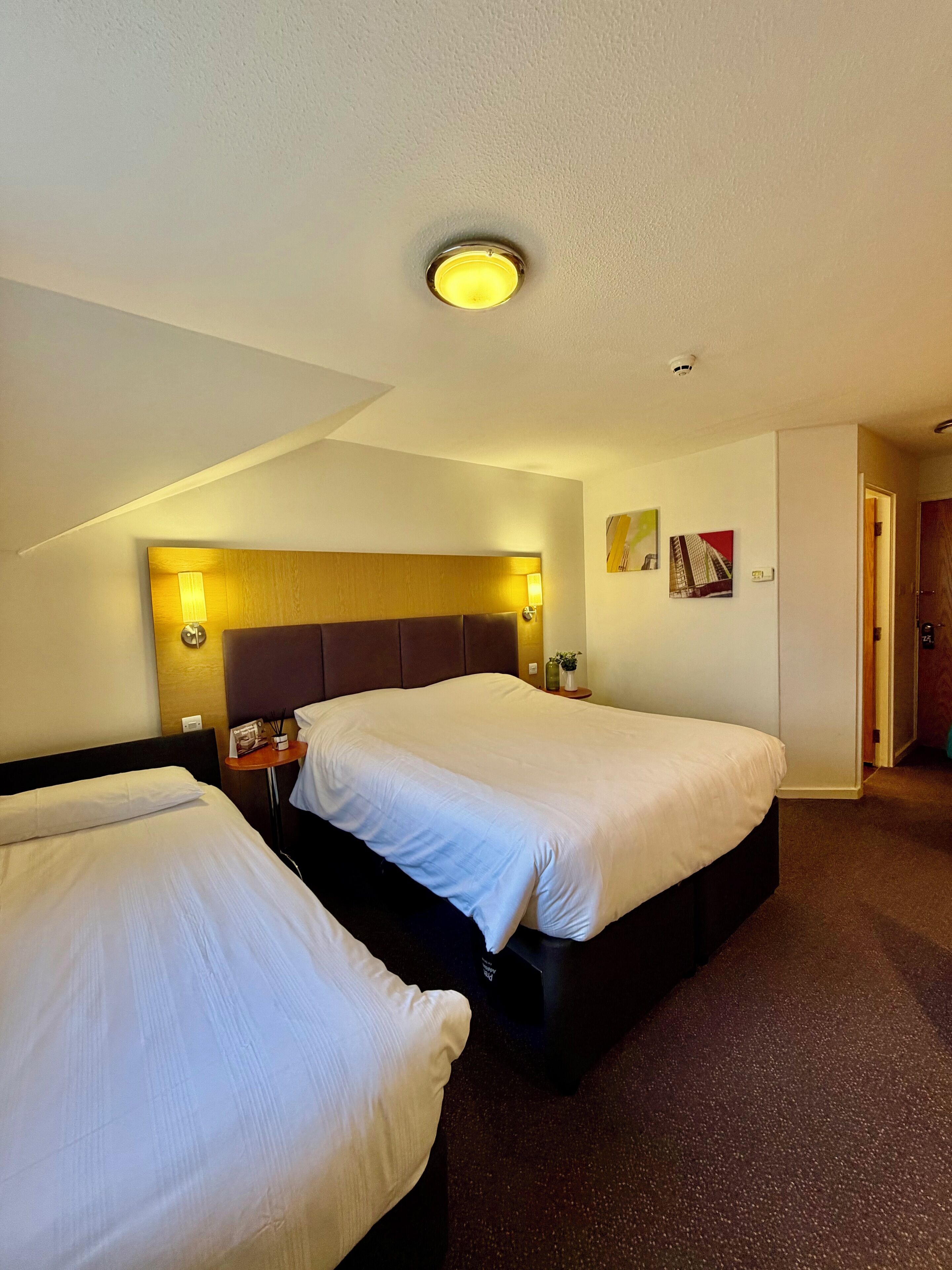 مكتب ومساحة عمل للكمبيوتر المحمول ومكواة/لوح كي وواي فاي مجانًا