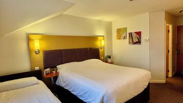 Escritorio y espacio para trabajar con laptop