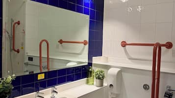 Combined shower/bathtub, free toiletries, hair dryer, towels