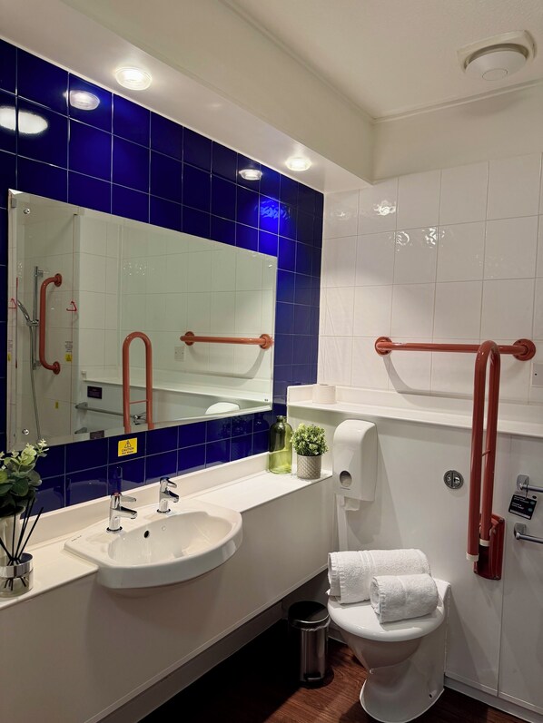 Combined shower/tub, free toiletries, hair dryer, towels - Premier Nights Standish (Standish)