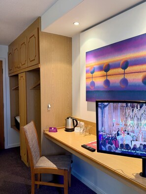 Desk, laptop workspace, iron/ironing board, free WiFi - Premier Nights Standish (Standish)