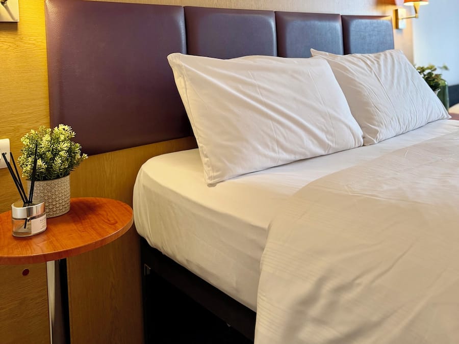 Schreibtisch, laptopgeeigneter Arbeitsplatz, Bügeleisen/Bügelbrett