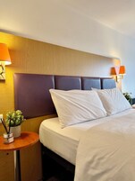 Escritorio y espacio para trabajar con laptop 