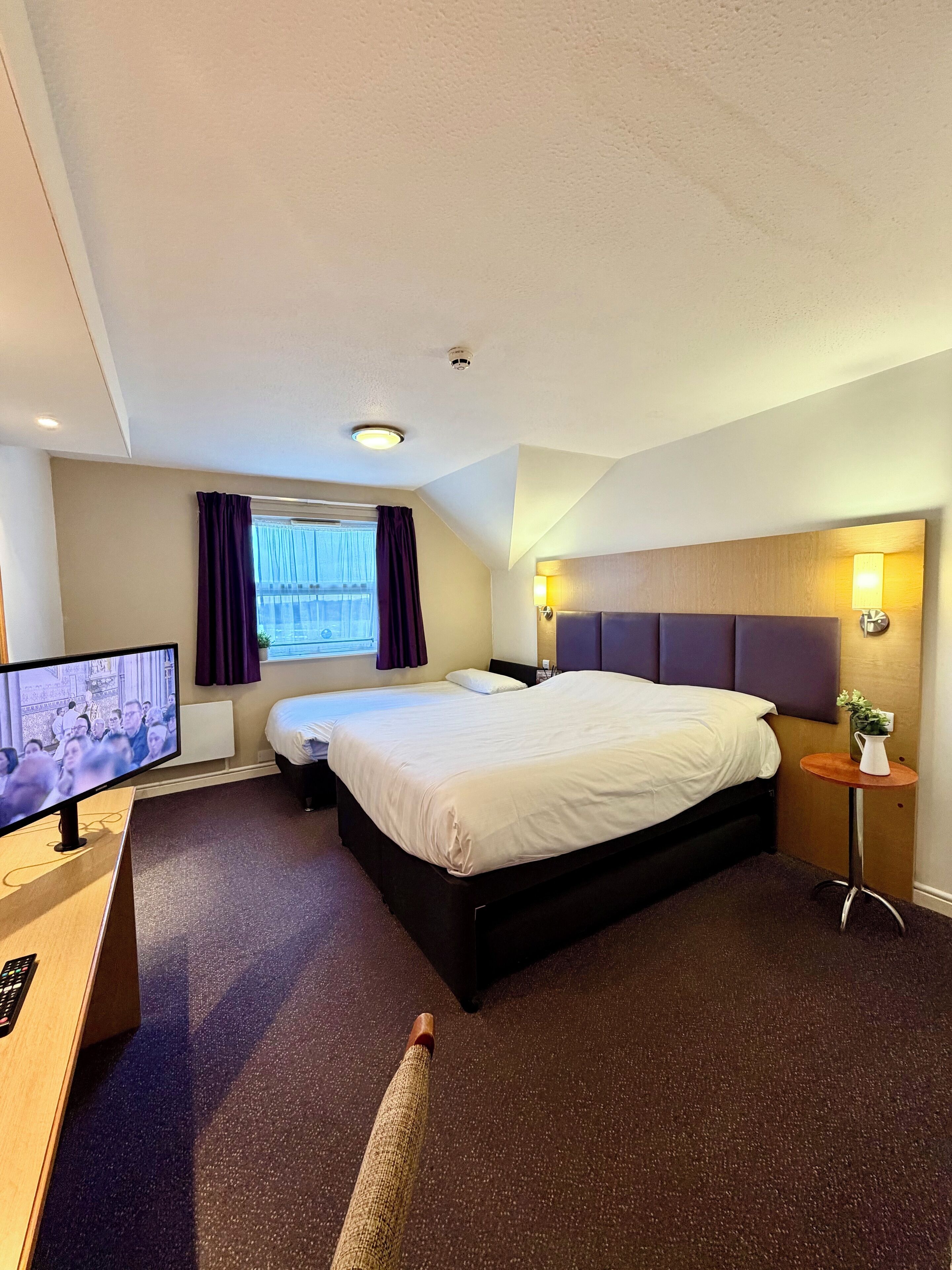 Premier Twin Room | Desk, laptop workspace, iron/ironing board, free WiFi