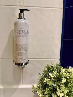 Premier fyrbäddsrum | Badrumsbekvämligheter | Badkar/dusch, gratis toalettartiklar, hårtork och handdukar