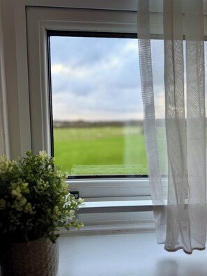 Desk, laptop workspace, iron/ironing board, free WiFi - Premier Nights Standish (Standish)