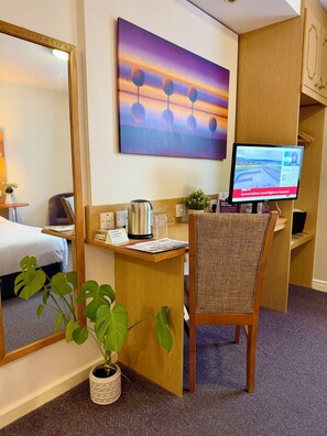 Desk, laptop workspace, iron/ironing board, free WiFi - Premier Nights Standish (Wigan)