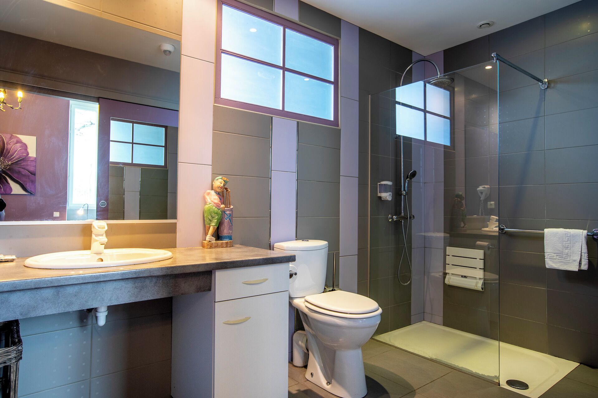 Habitación triple superior | Baño | Secadora de cabello, toallas, jabón, shampoo 