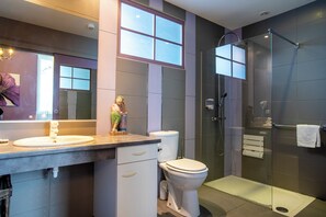 Habitación triple superior | Baño | Secadora de cabello, toallas, jabón, shampoo 