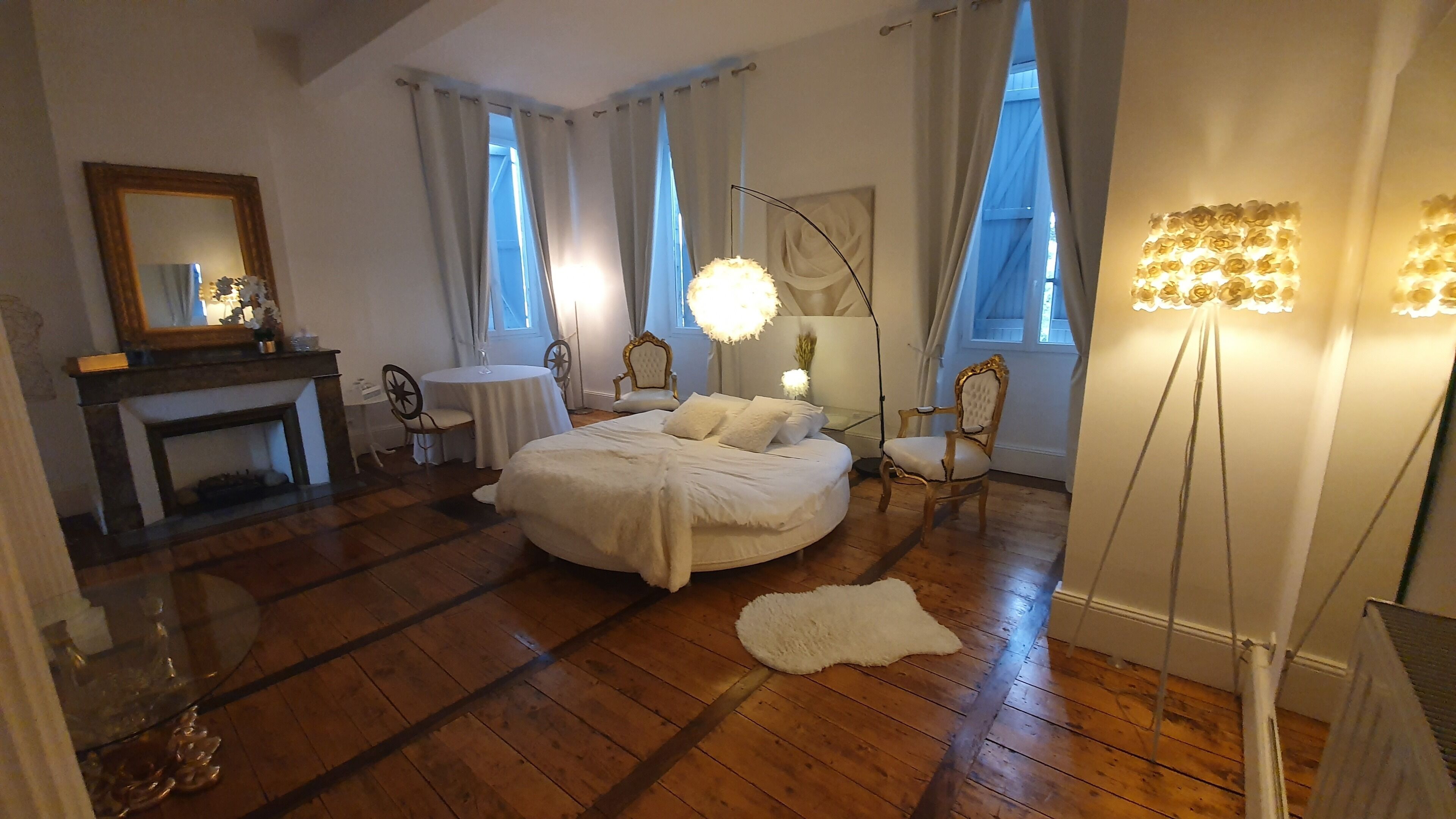 مساحة عمل للكمبيوتر المحمول ومكواة/لوح كي وواي فاي مجانًا