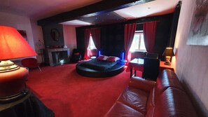 Habitación triple Royal | Espacio para trabajar con laptop y tabla de planchar con plancha 