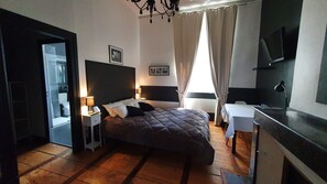 Habitación cuádruple Confort | Espacio para trabajar con laptop y tabla de planchar con plancha 