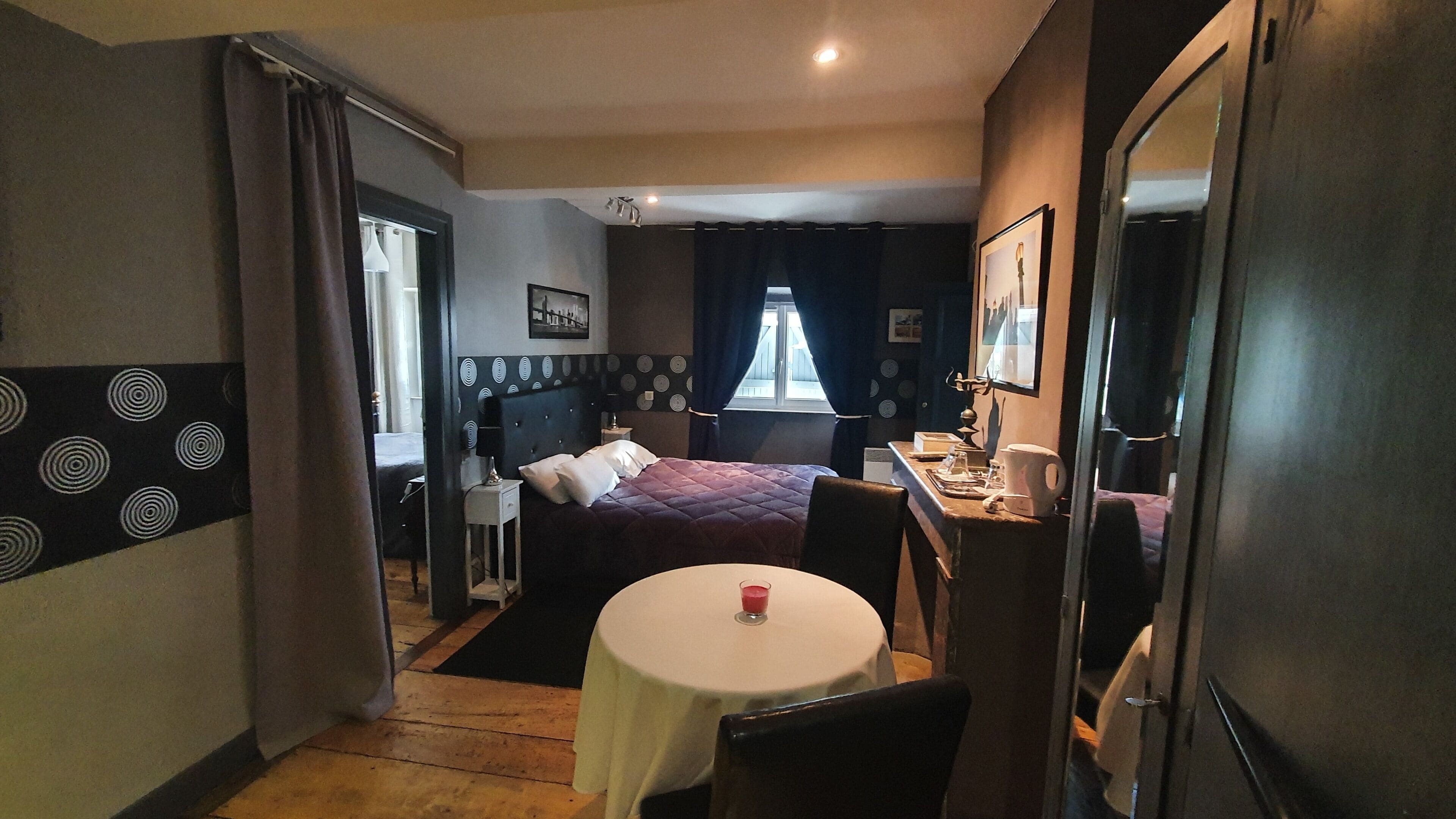 مساحة عمل للكمبيوتر المحمول ومكواة/لوح كي وواي فاي مجانًا