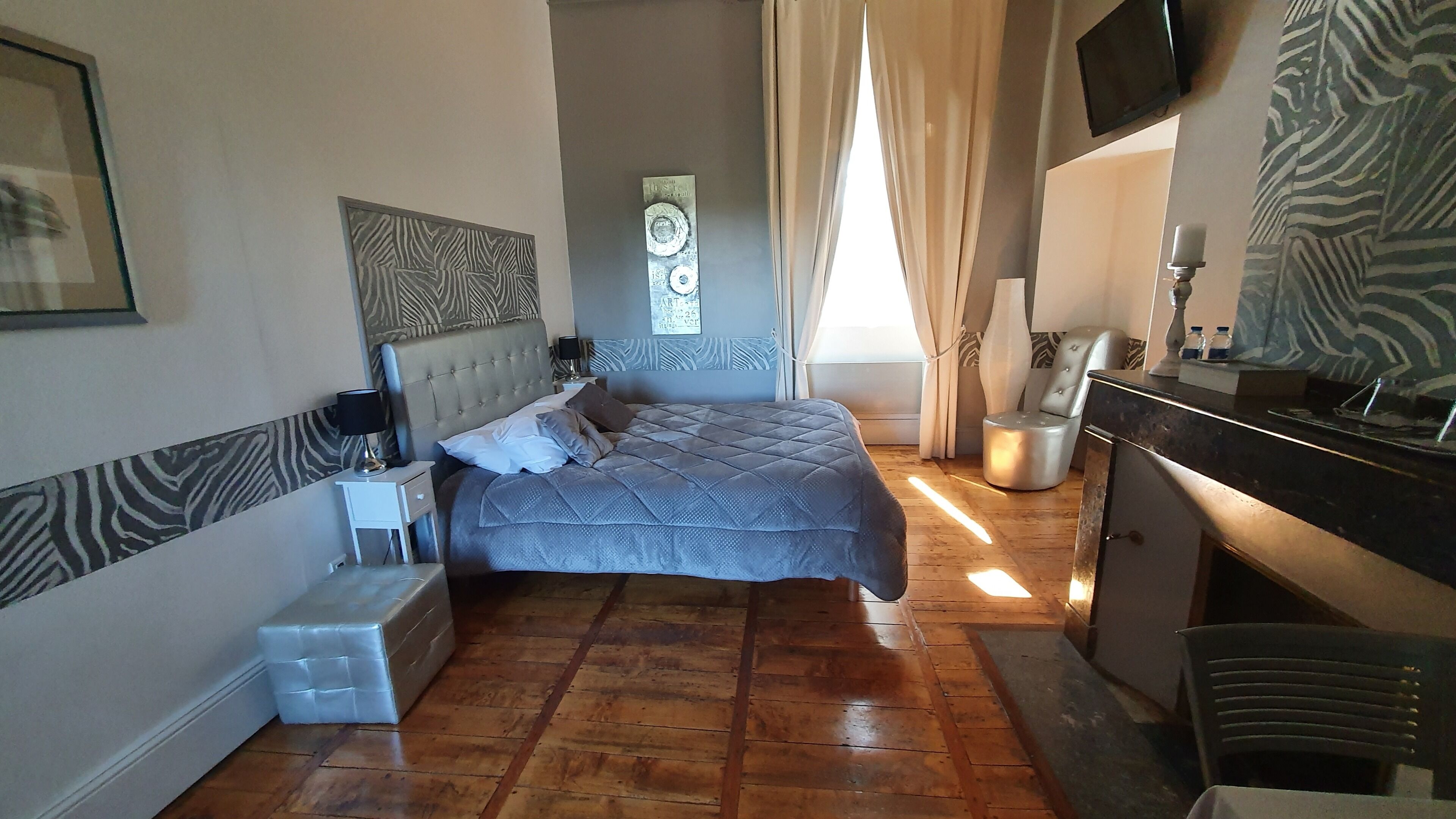 مساحة عمل للكمبيوتر المحمول ومكواة/لوح كي وواي فاي مجانًا