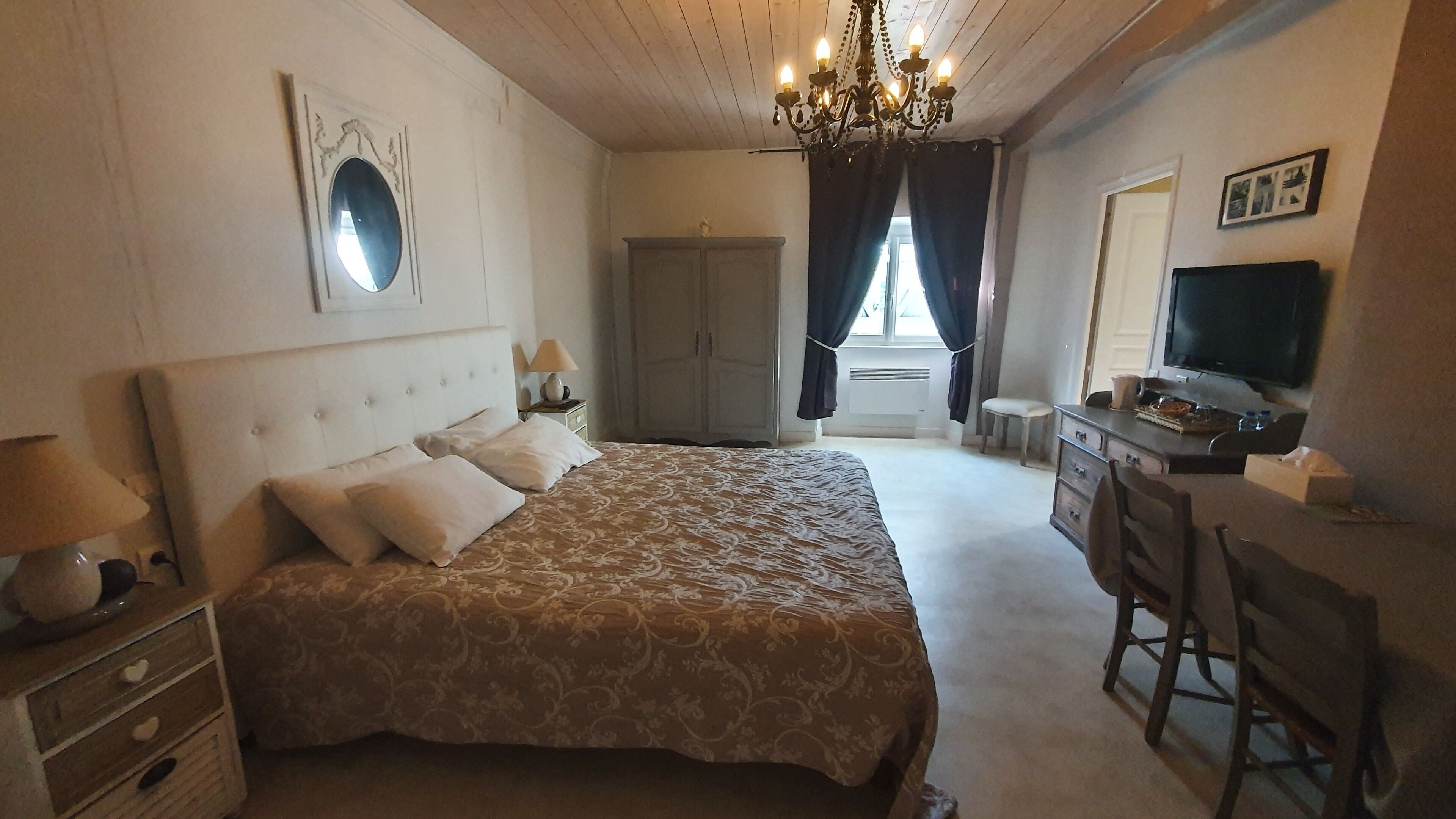 مساحة عمل للكمبيوتر المحمول ومكواة/لوح كي وواي فاي مجانًا