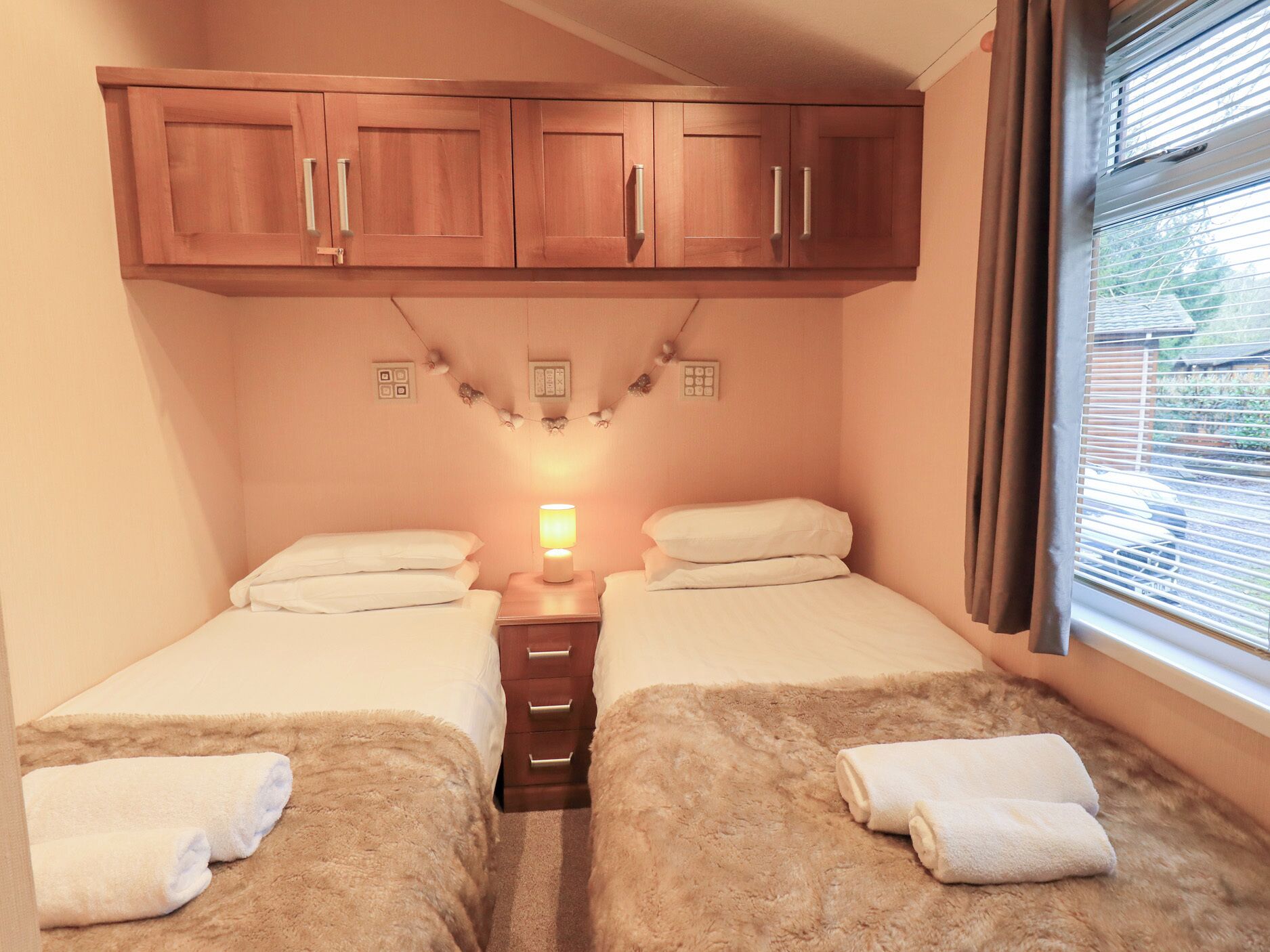 2 Schlafzimmer, individuell dekoriert, individuell eingerichtet