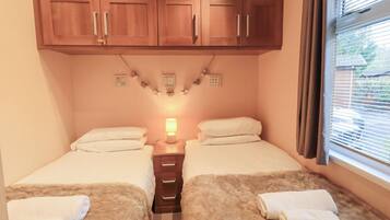 2 Schlafzimmer, individuell dekoriert, individuell eingerichtet