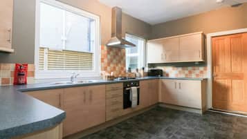 Cottage | Privékeuken | Kookgerei, borden en bestek