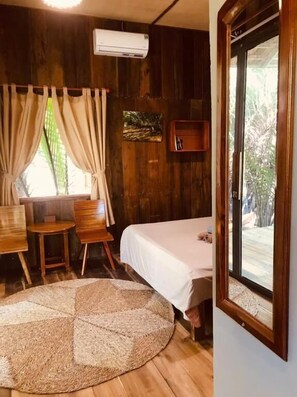 Double Room, Balcony, River View | Free WiFi - Ba Danh Homestay (Ben Tre)