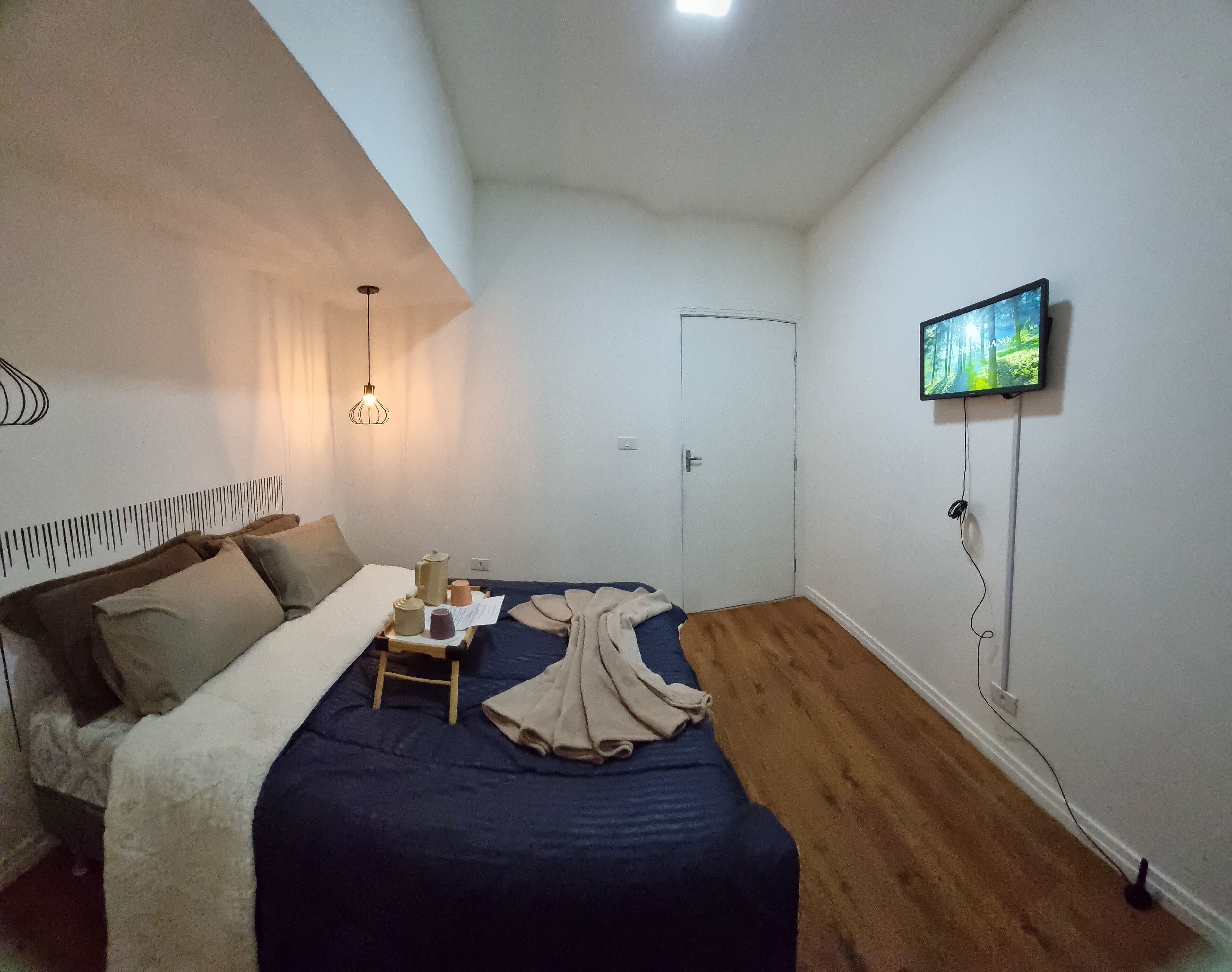 Tabla de planchar con plancha, internet y ropa de cama 