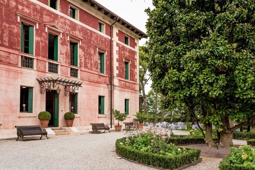 Villa dei Cipressi Wine Resort - Elegance between Vineyards and Lake