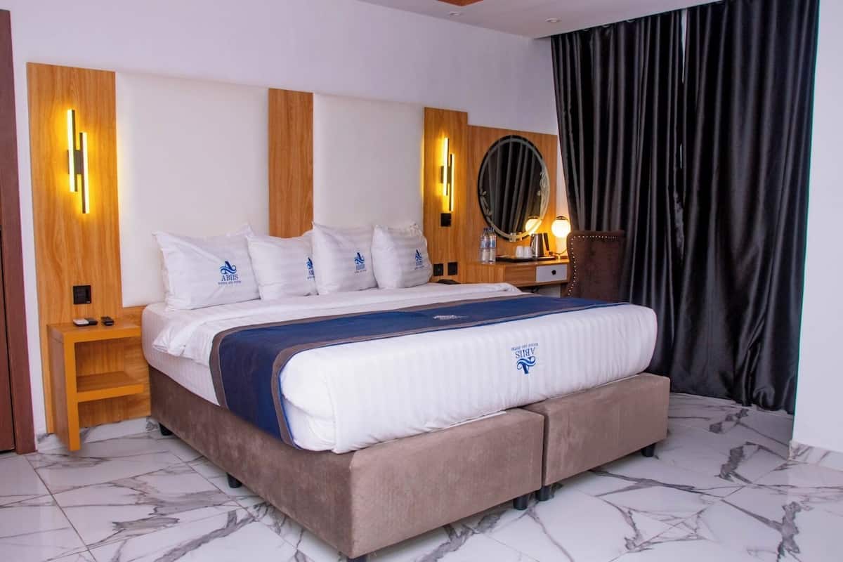 Habitación doble Deluxe, balcón, vista a la ciudad | Caja de seguridad en la habitación