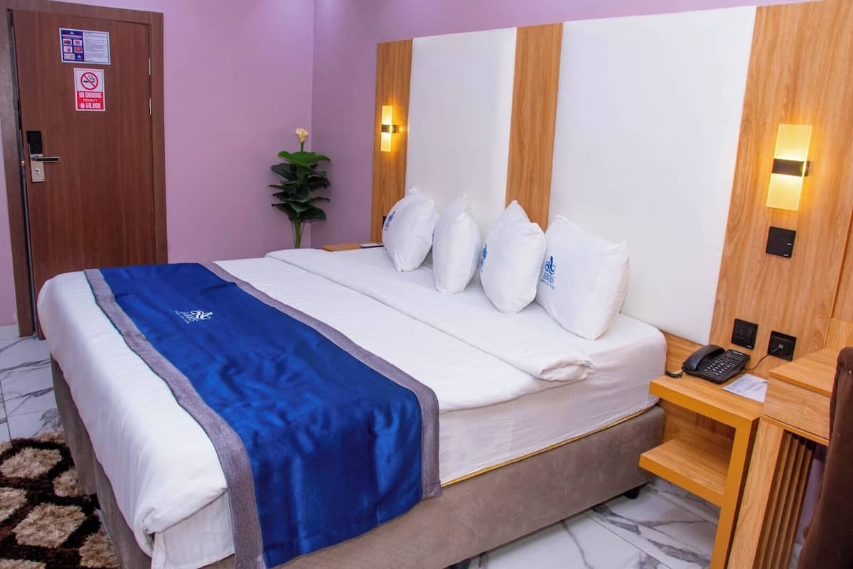 Suite familiar, balcón, vista a la alberca | Caja de seguridad en la habitación