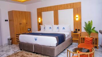 Deluxe Room | Egyptian cotton sheets, premium bedding, pillow-top beds, in-room safe
