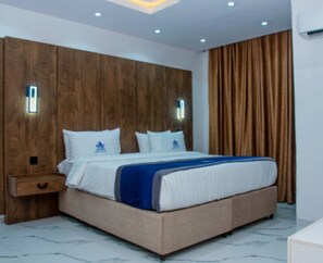 Executive Suite | Egyptian cotton sheets, premium bedding, pillowtop beds, in-room safe - Abiis hotel &Suites (Abeokuta)